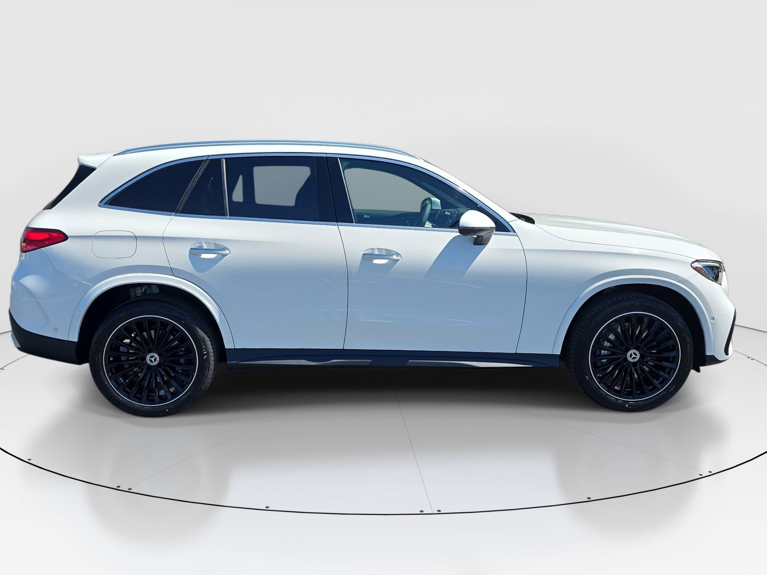 New 2026 Polar White Mercedes-Benz GLC300 image 4
