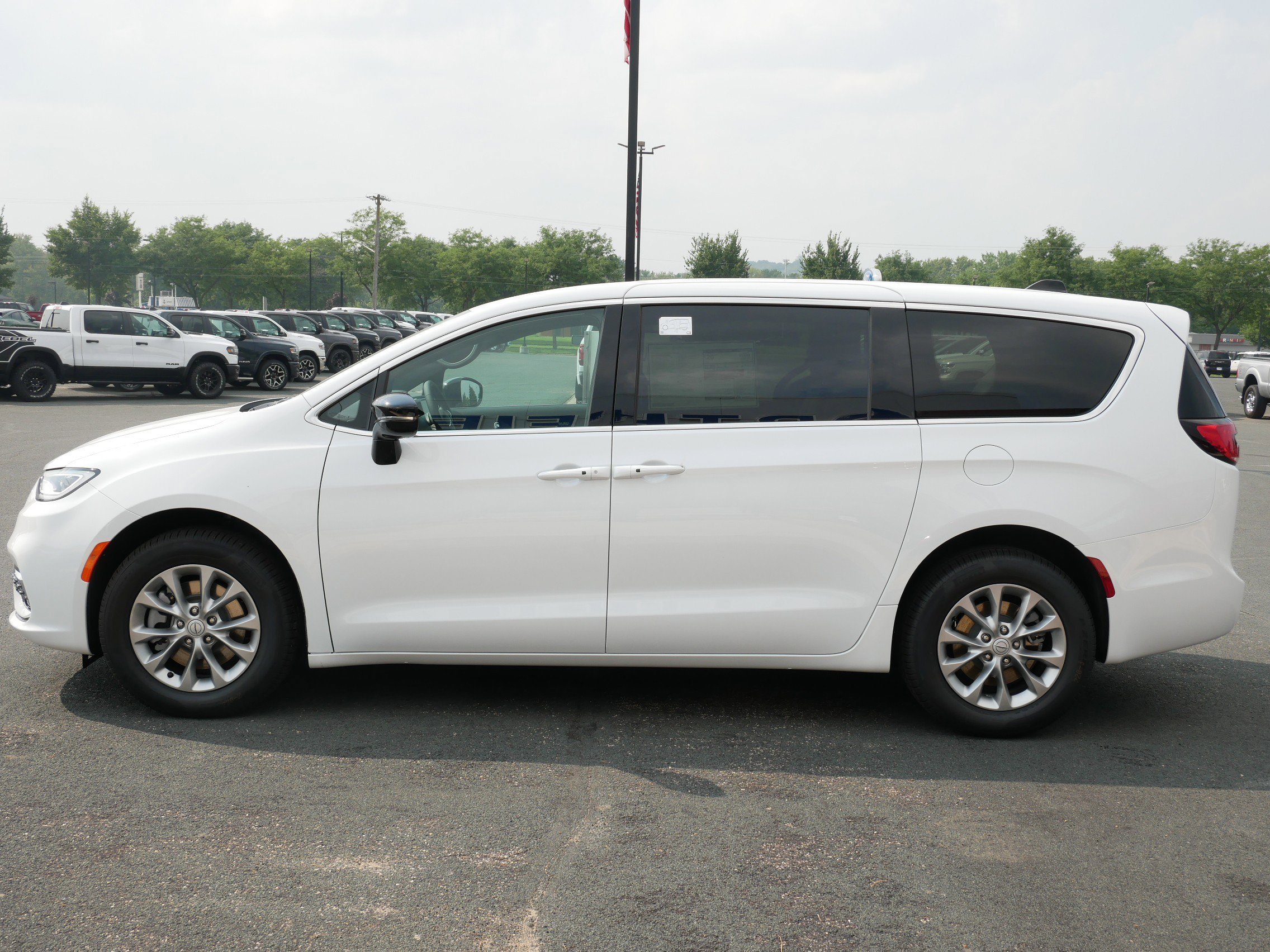 New 2025 Bright White Clear-Coat Exterior Paint Chrysler Select image 5
