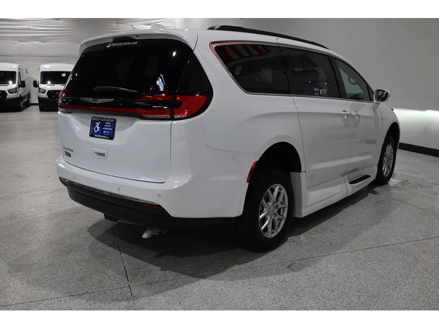Used 2022 WHITE Chrysler Touring L Mobility Handicap Van image 6