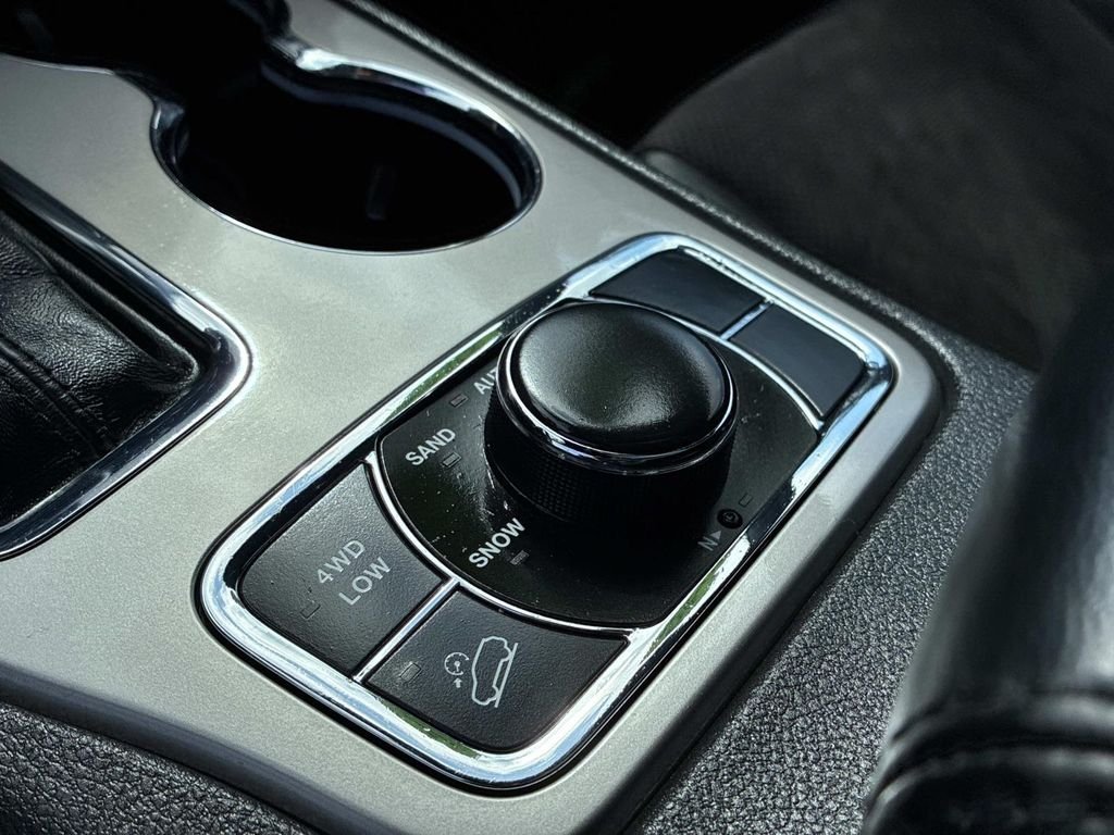 Used 2022 White Jeep Laredo X image 30