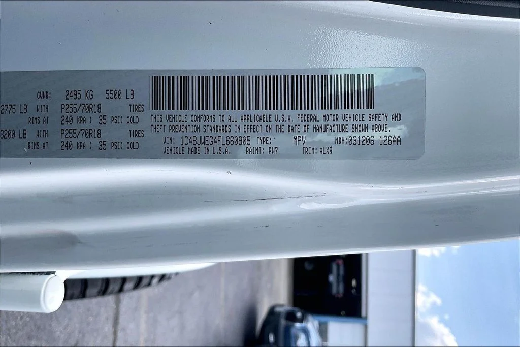 Used 2015 White Jeep Unlimited Sahara image 33