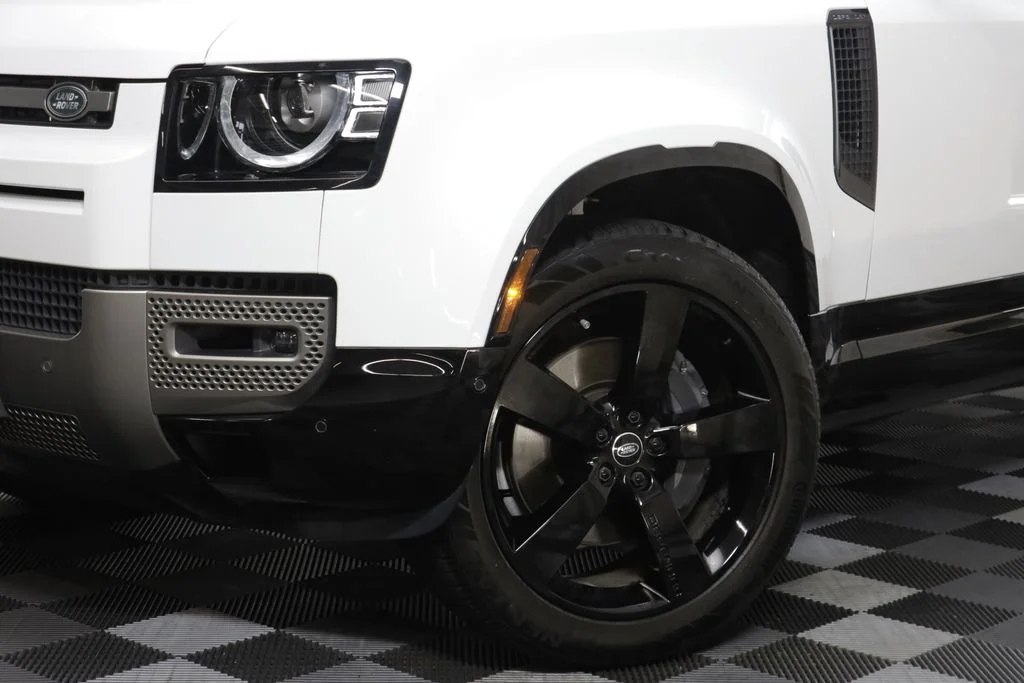 Certified Used 2025 White Land Rover X-Dynamic SE image 3