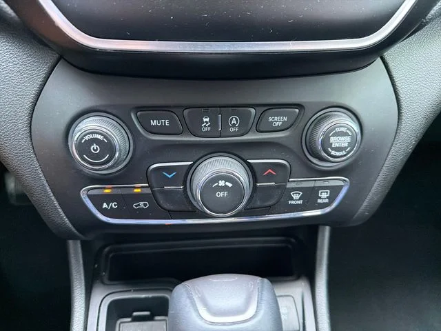 Used 2019 Black Jeep Latitude Plus image 14