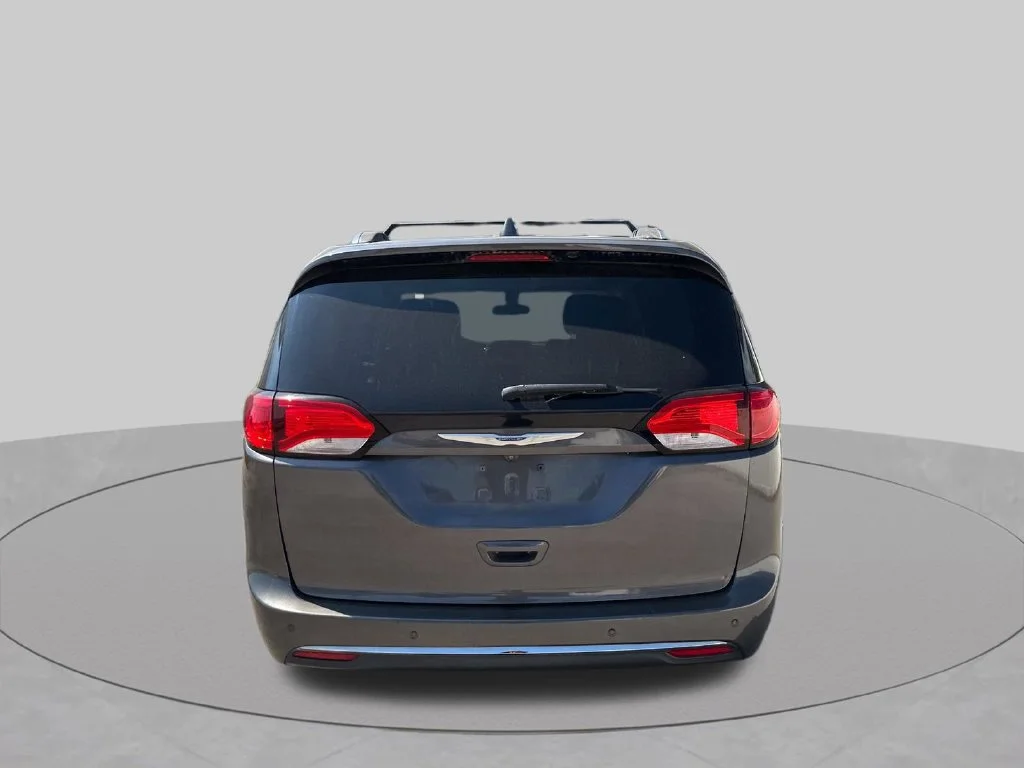 Used 2018 Gray Chrysler Touring L image 5