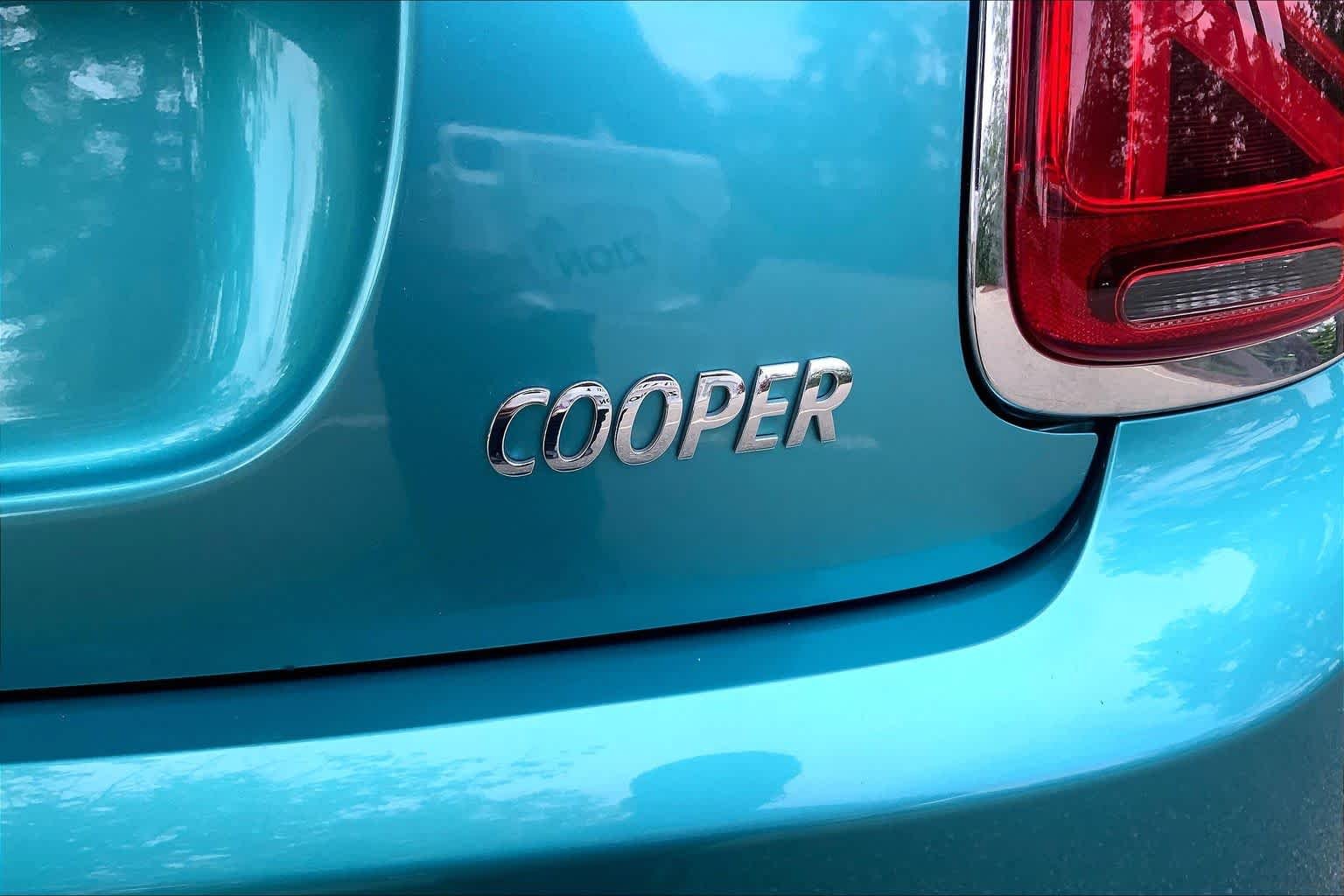 Used 2020 Caribbean Aqua Metallic MINI Cooper image 9