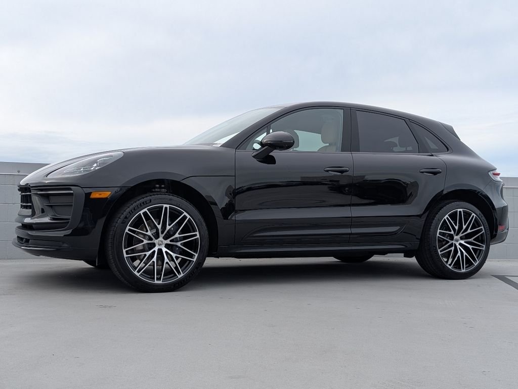 2026 Porsche Macan T - Photo 2
