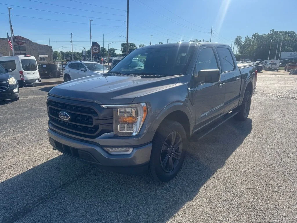 Used 2023 Gray Metallic Ford XLT image 3