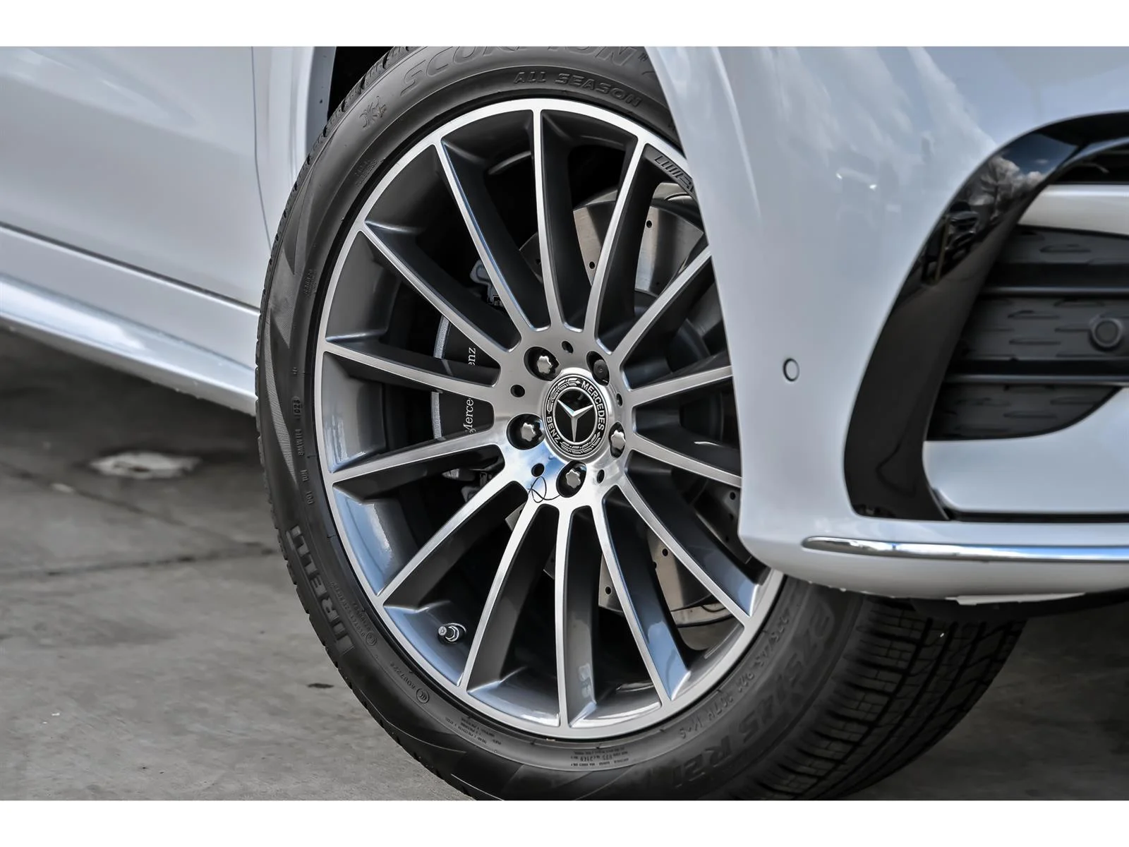 New 2026 MANUFAKTUR Moonlight White Metallic Mercedes-Benz GLE 350 image 3