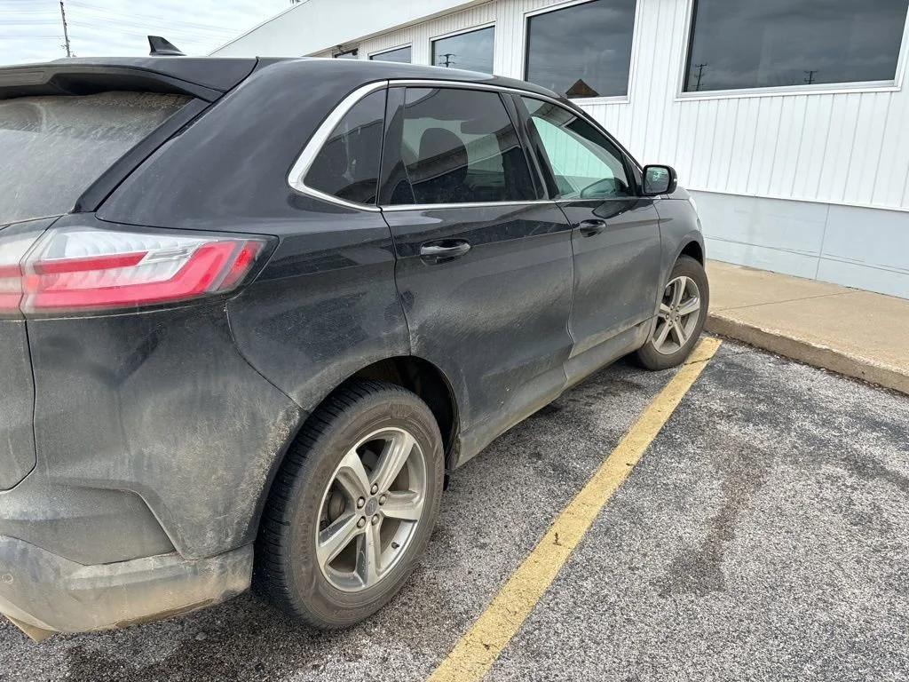 Used 2019  Ford SEL image 3