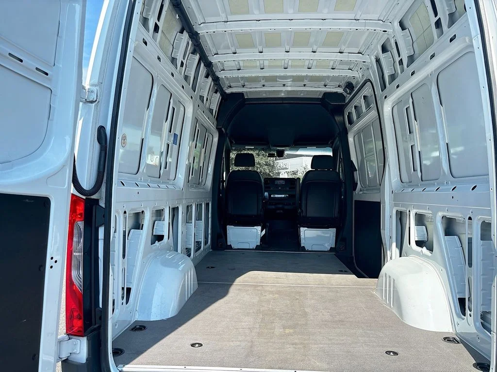 Used 2024  Mercedes-Benz Cargo 144 WB image 25