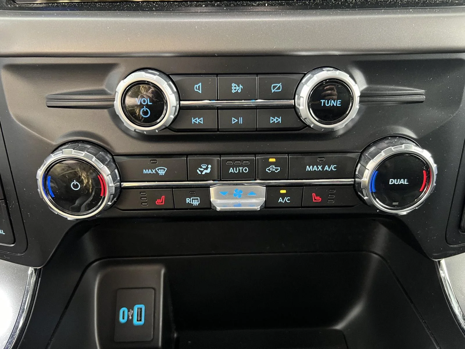 Used 2024 Atlas Blue Ford XLT image 18