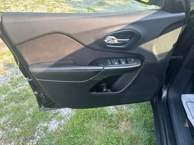 Used 2014 Black Jeep Latitude image 14