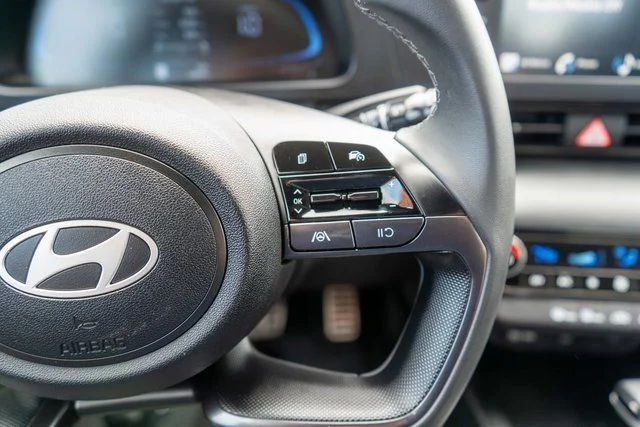 Used 2025 Gray Hyundai SEL Sport image 22