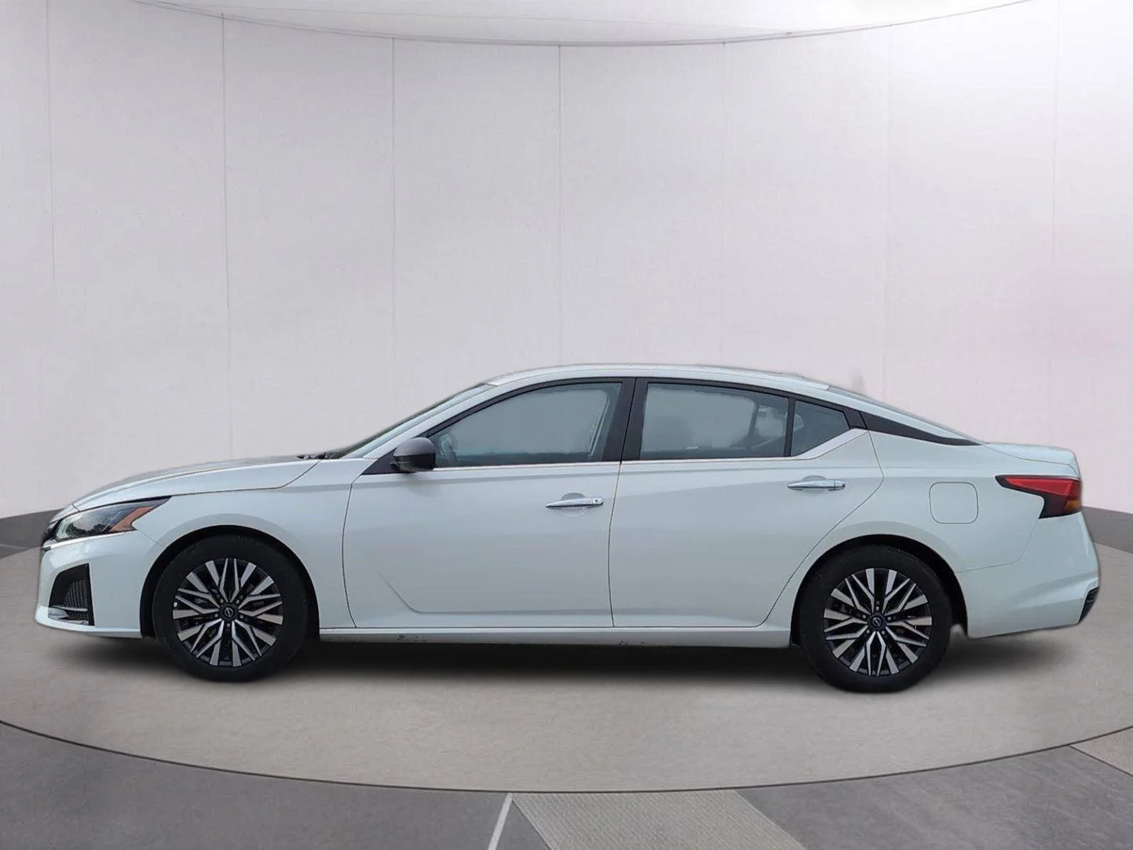 Used 2025 Glacier White Nissan SV image 2