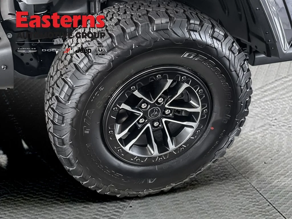 New 2026 Granite Crystal Metallic Clear-Coat Exterior Paint Jeep Moab 392 image 24