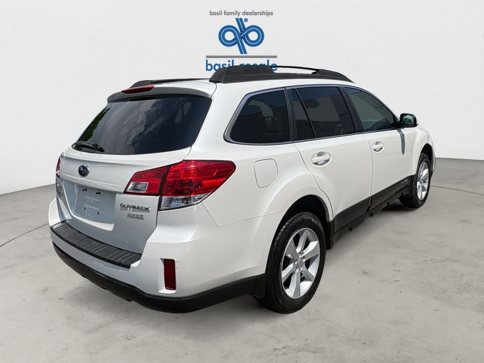 Used 2013 Satin White Pearl Subaru 2.5i Premium image 6
