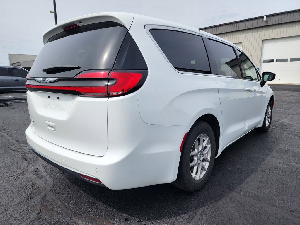 Used 2025 Bright White Clearcoat Chrysler Select image 4