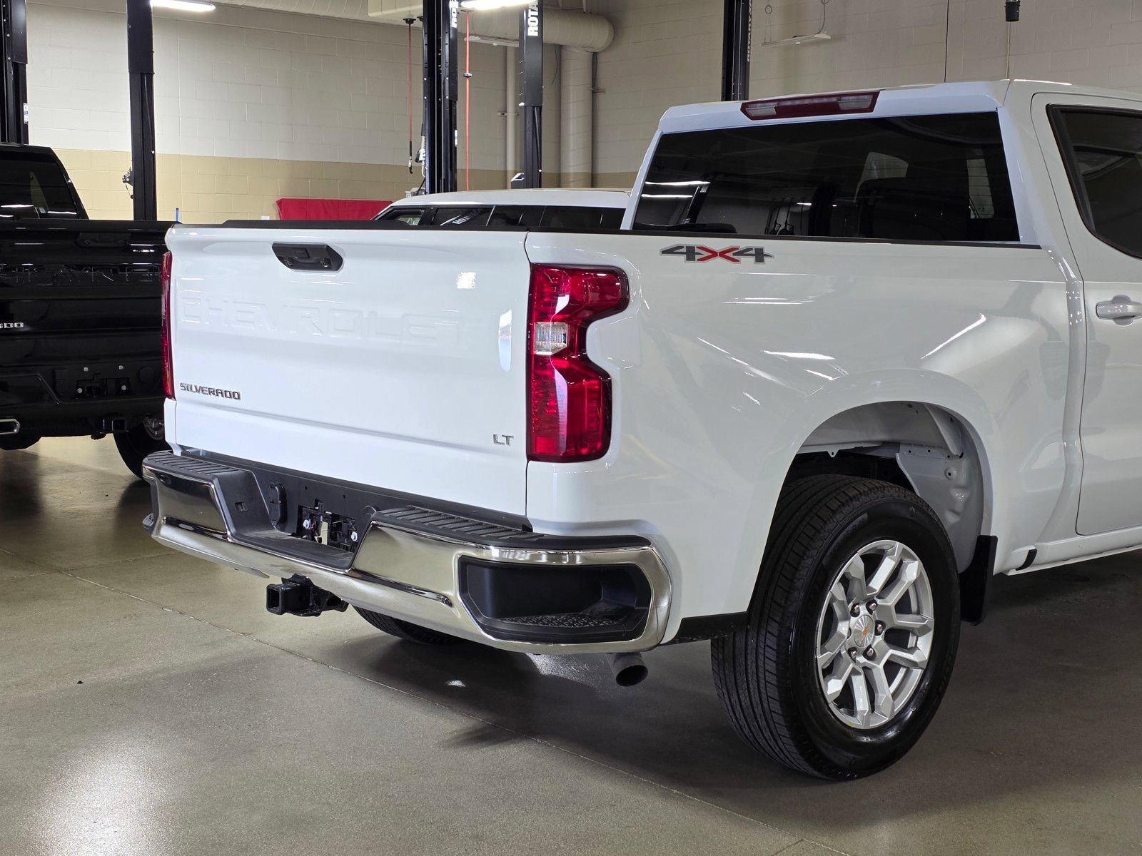 New 2026 Summit White Chevrolet LT (2FL) image 12