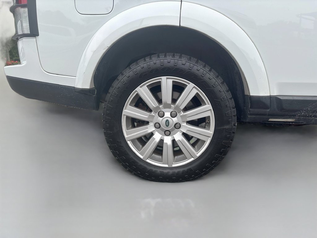 Used 2012 White Land Rover V8 image 12