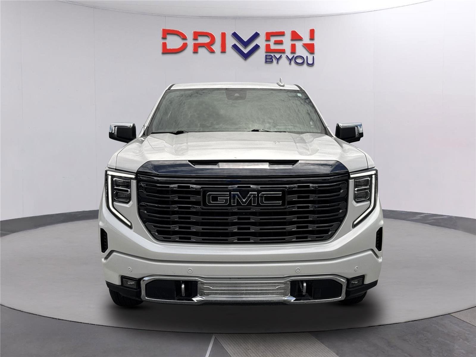 Used 2024 White Frost Tricoat GMC Denali Ultimate image 9