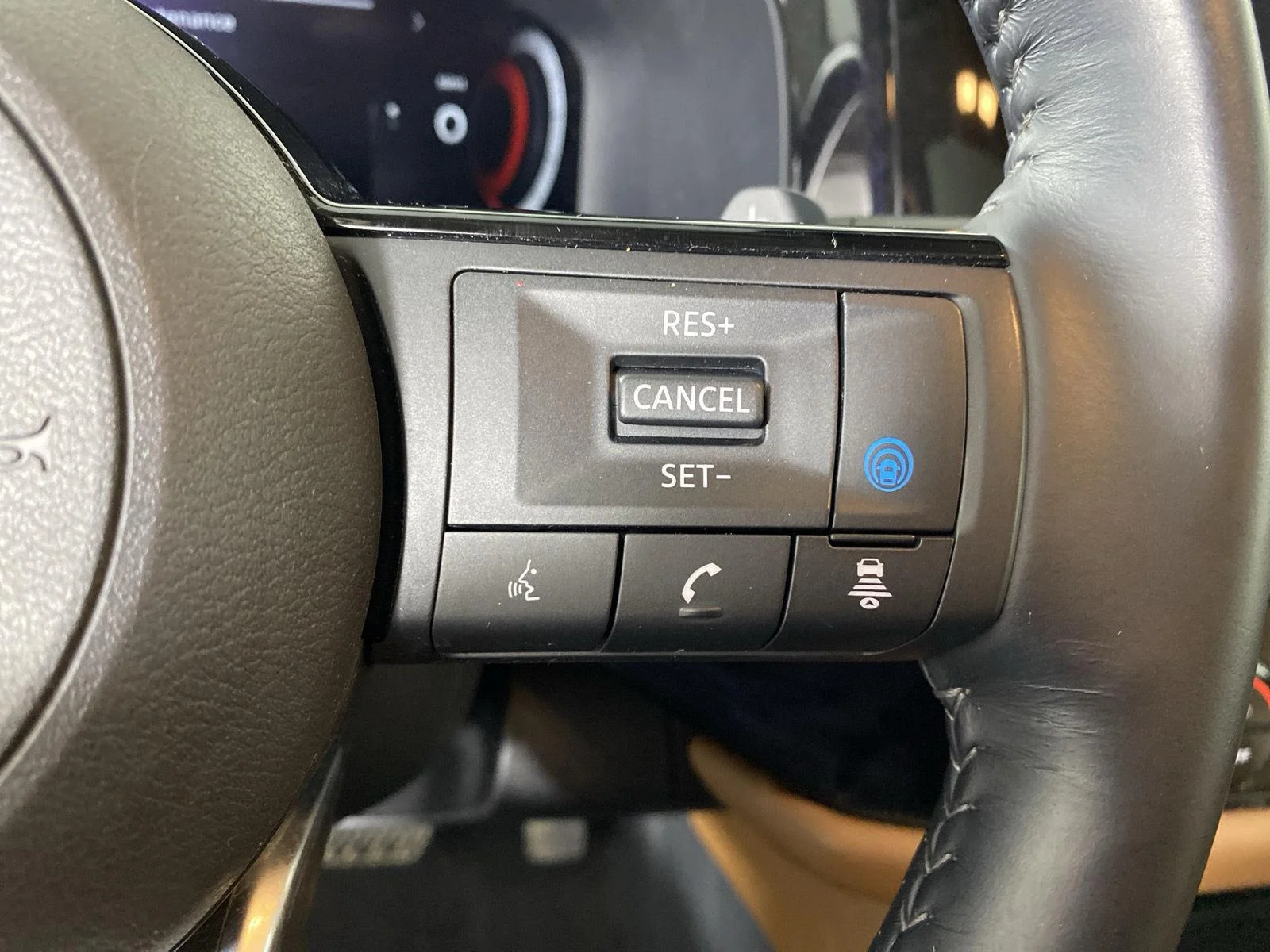 Used 2023 Obsidian Green Pearl Nissan Platinum image 17
