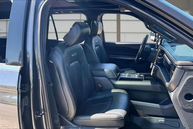 Used 2022  Ford Platinum image 7