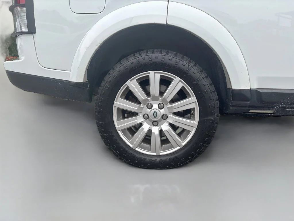 Used 2012 Fuji White Land Rover V8 image 12