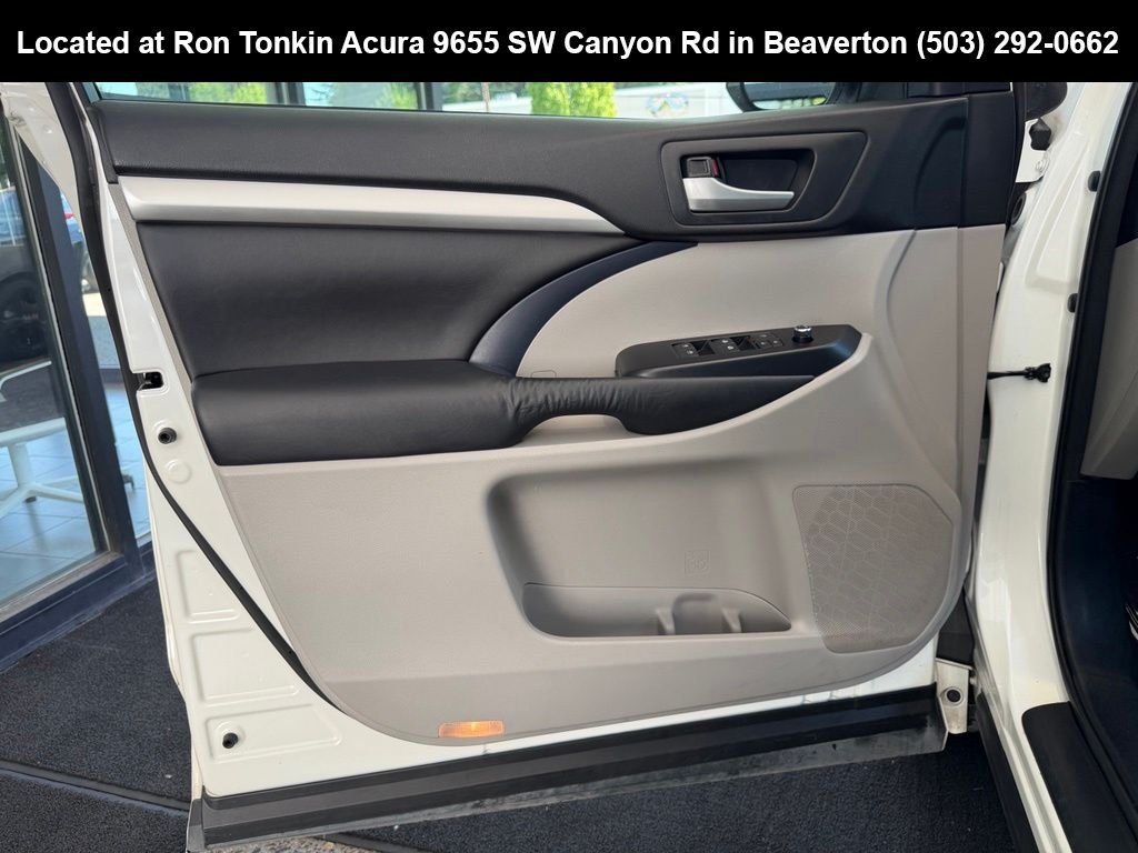 Used 2016 Blizzard Pearl Toyota XLE V6 image 11