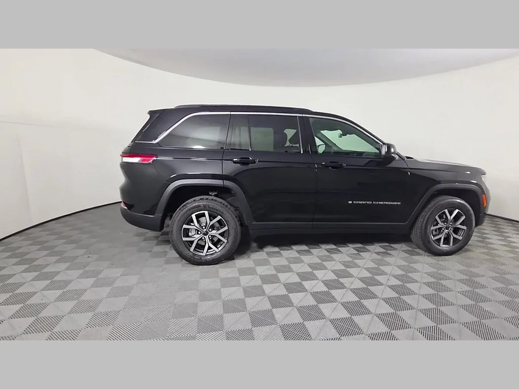 New 2027 High-Gloss Black Paint Jeep Laredo image 23
