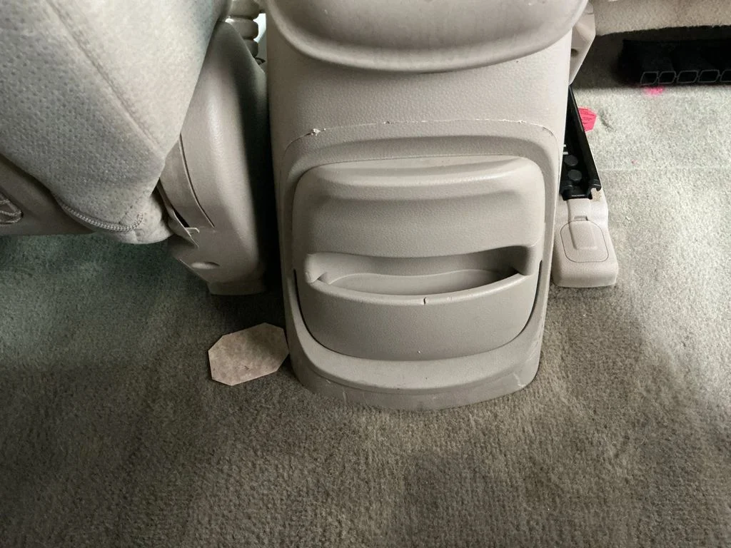 Used 2005 White Kia EX image 25