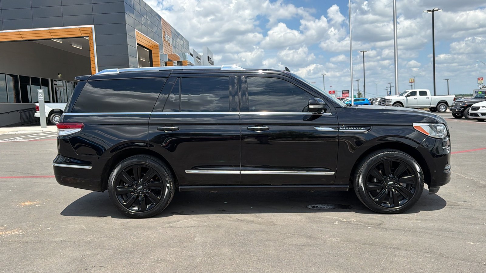 Used 2022 Black Metallic Lincoln Reserve image 4
