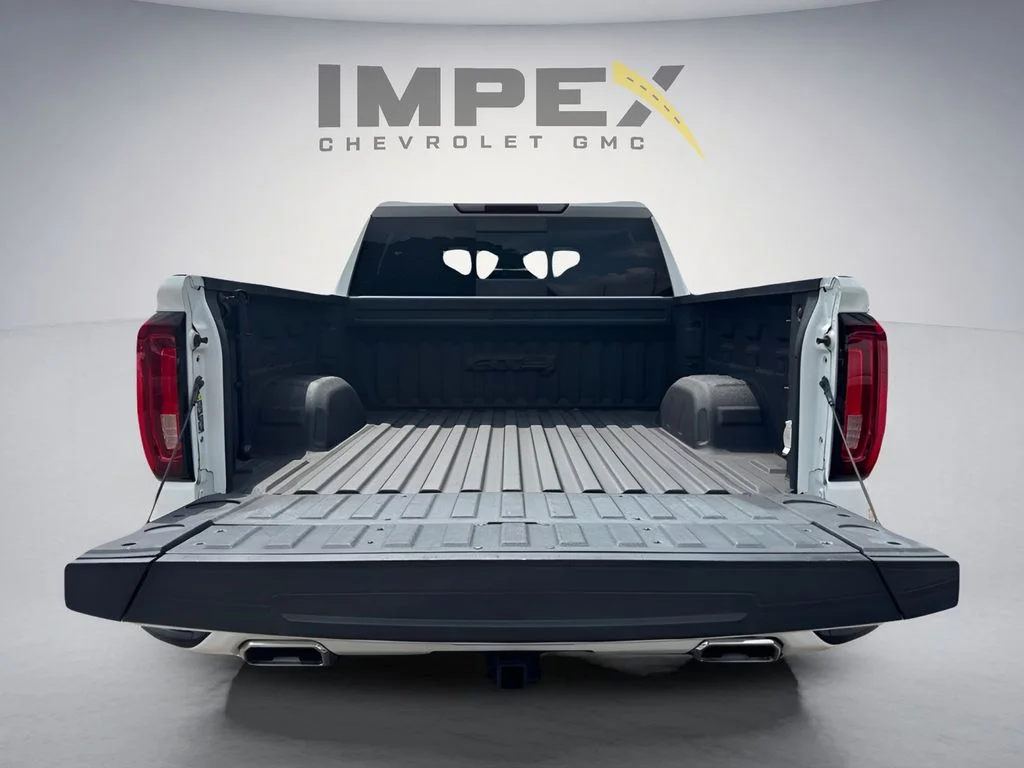 Used 2022 White GMC AT4 image 33