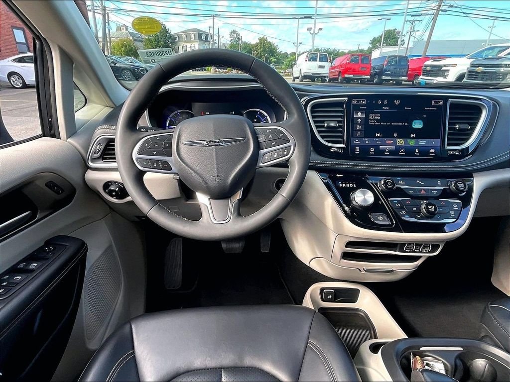Used 2023 Black Chrysler Touring L image 18