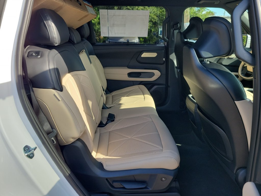 New 2027 Glacial White Pearl Kia EX image 13