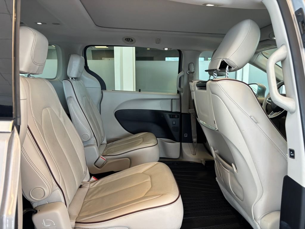Used 2017 Silver Chrysler Limited image 25