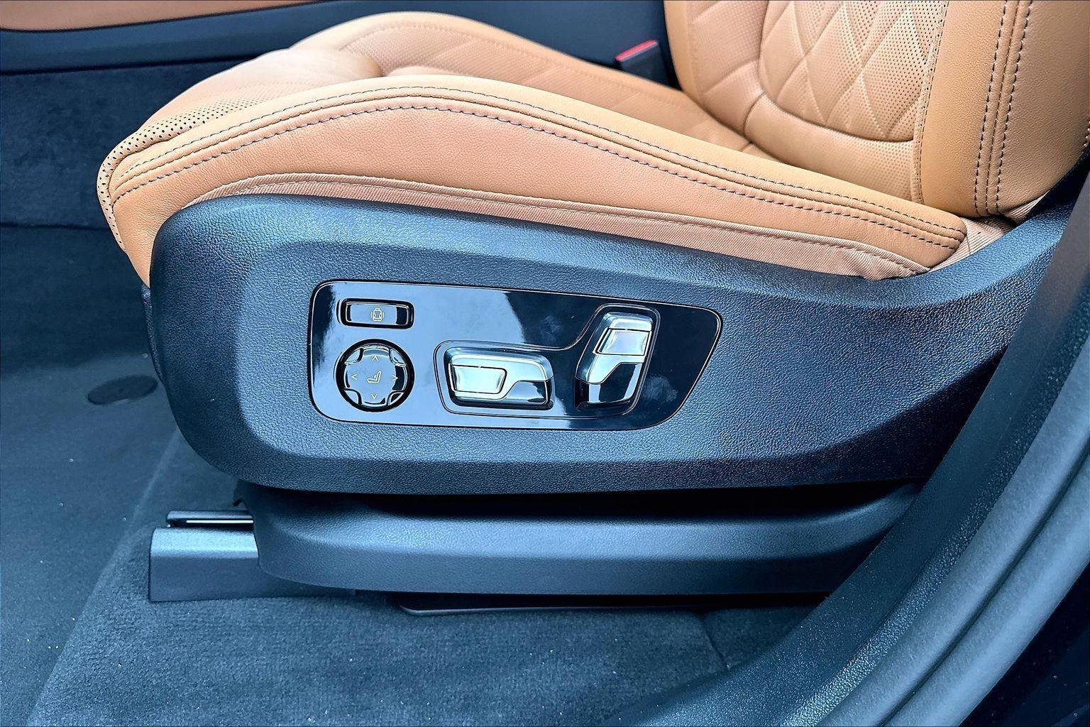 New 2026 Carbon Black Metallic BMW xDrive50e image 26