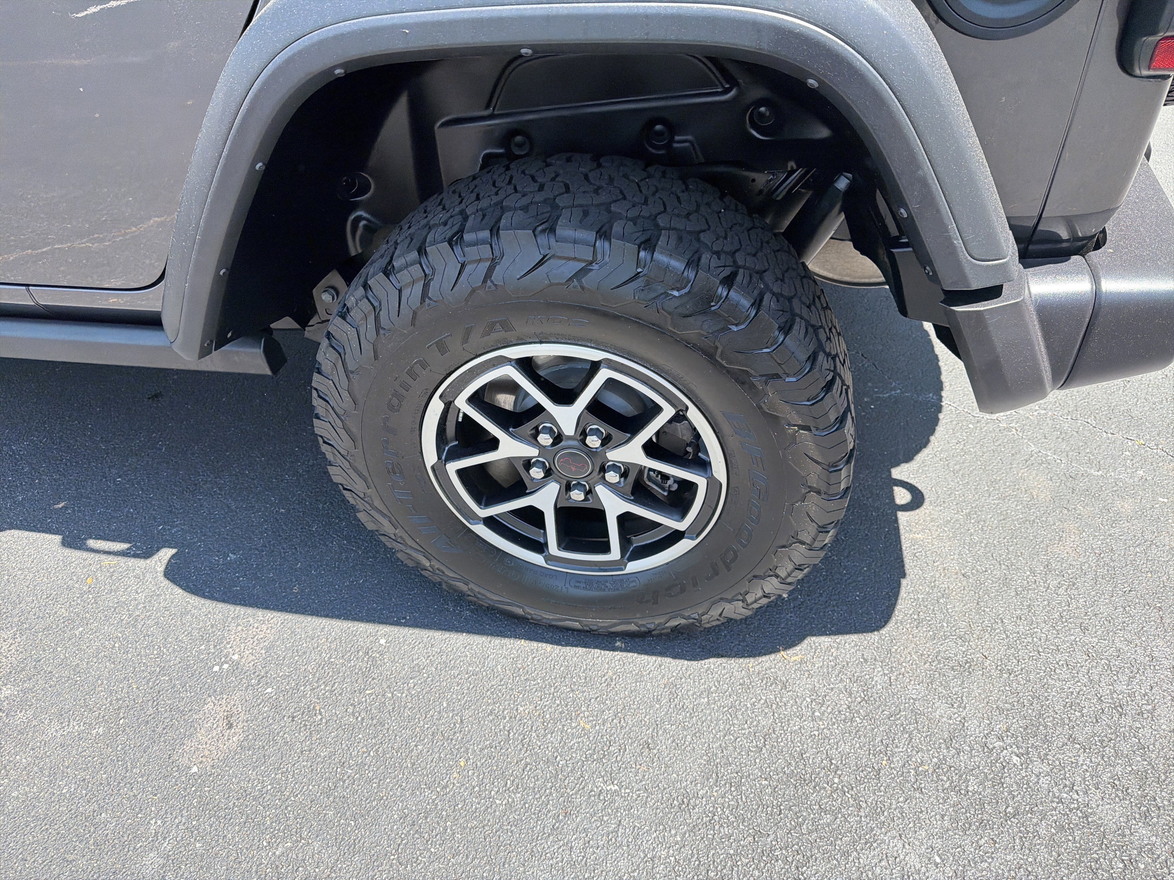 Used 2025 Granite Crystal Metallic Clearcoat Jeep Rubicon image 23