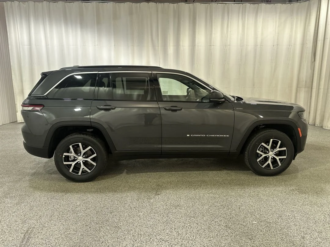 New 2026 Baltic Gray Metallic Clear-Coat Exterior Paint Jeep Limited image 5
