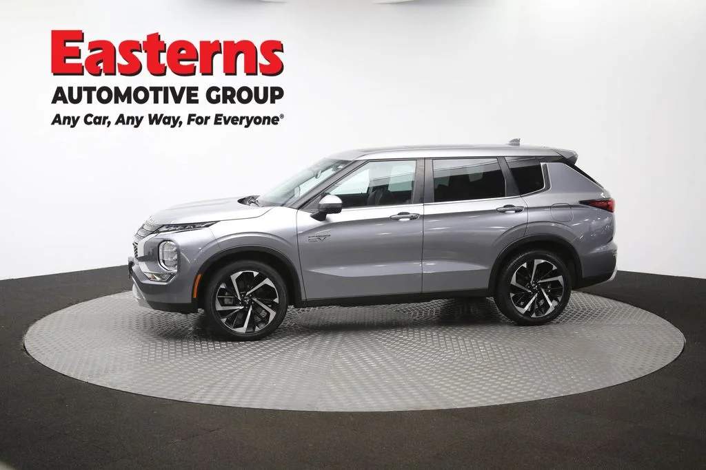 Used 2023 Silver Mitsubishi SE image 59