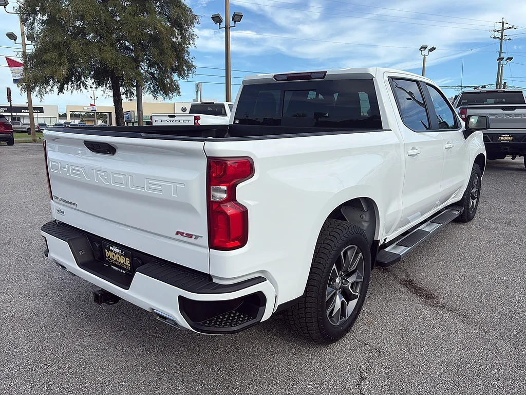 Used 2023 Summit White Chevrolet  image 5