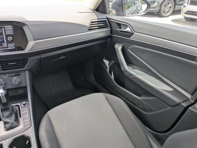 Used 2019 Platinum Gray Metallic Volkswagen 1.4T SE image 17