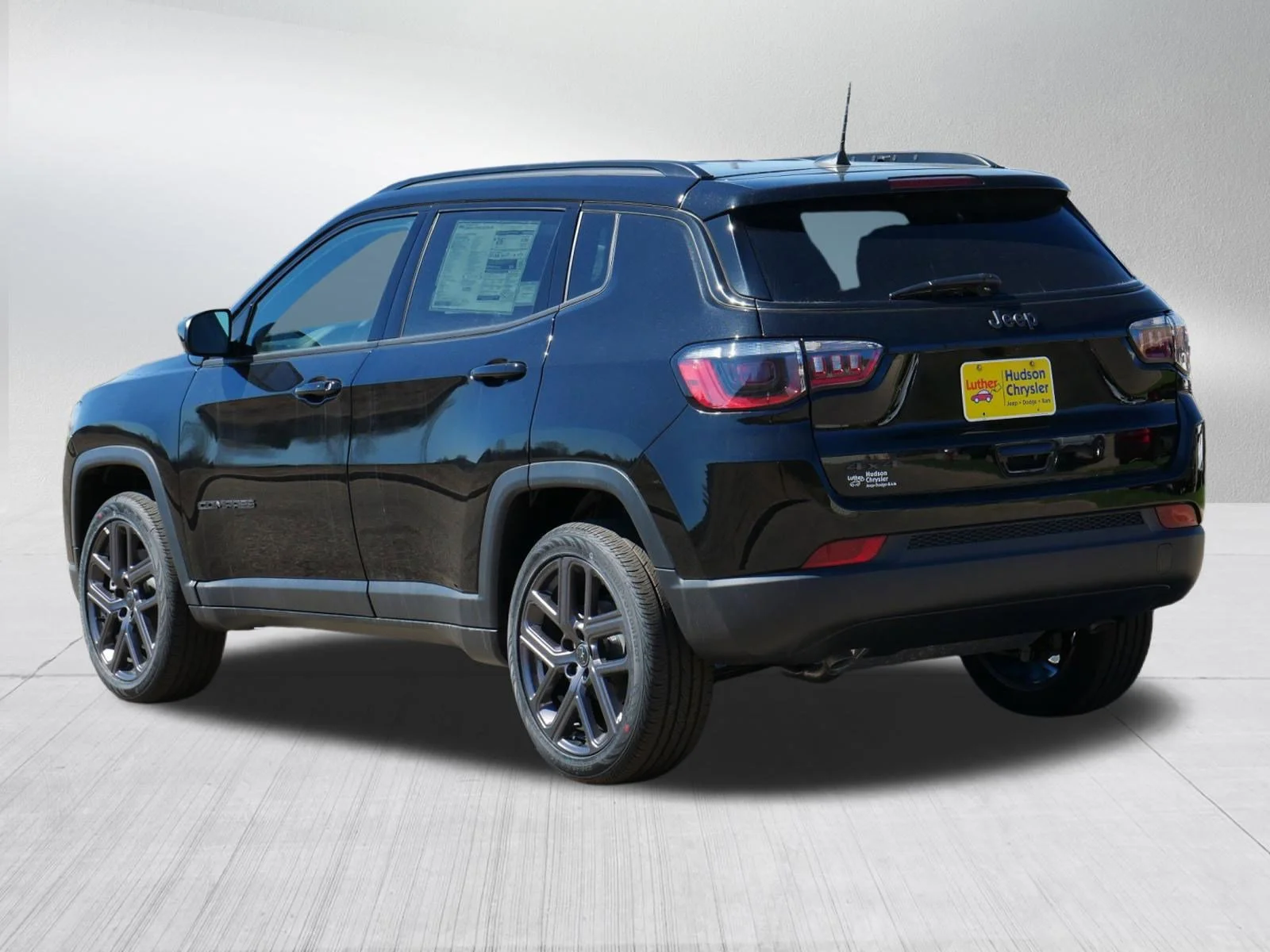 New 2026 Diamond Black Crystal Pearl-Coat Exterior Paint Jeep Latitude Altitude image 3