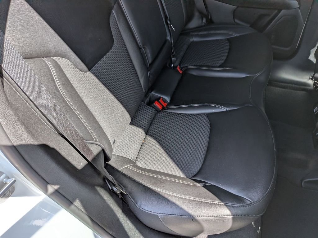 Used 2023 White Jeep Latitude image 22