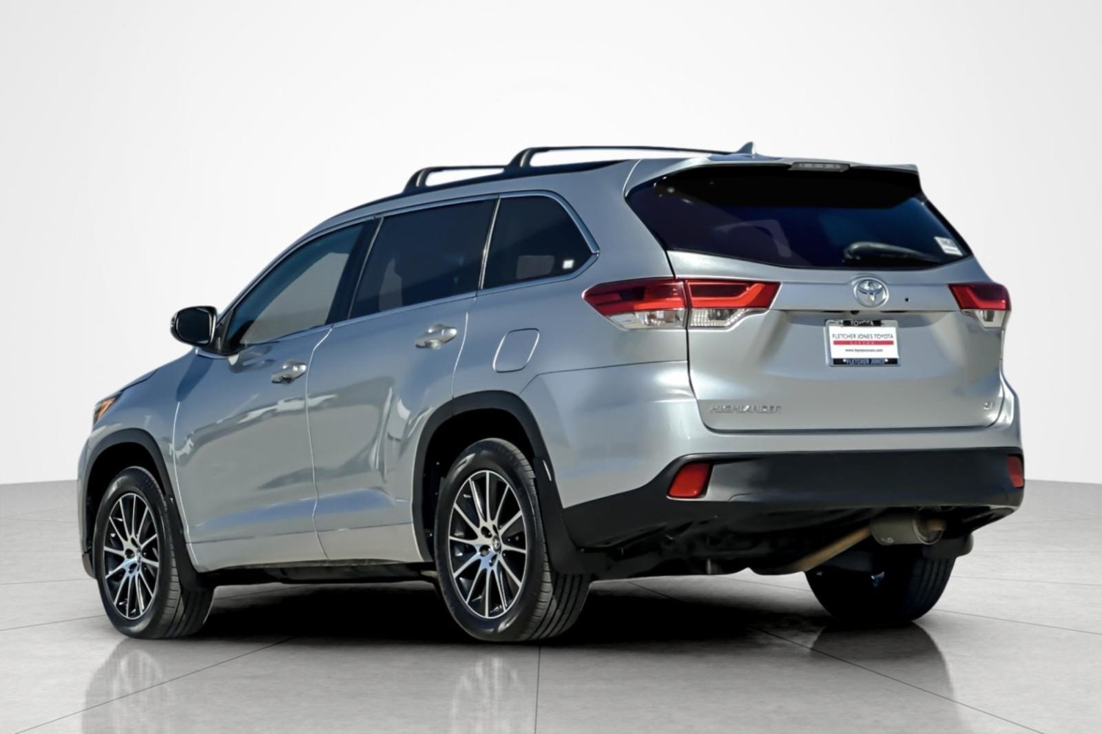 Used 2018 CELESTIAL SILVER MET Toyota SE image 3