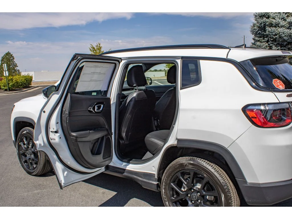 New 2026 Bright White Clearcoat Jeep Latitude image 13