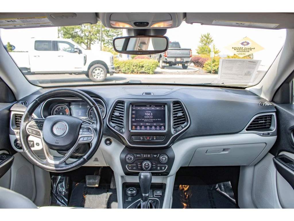Used 2021 Sting-Gray Clearcoat Jeep Latitude Lux image 21