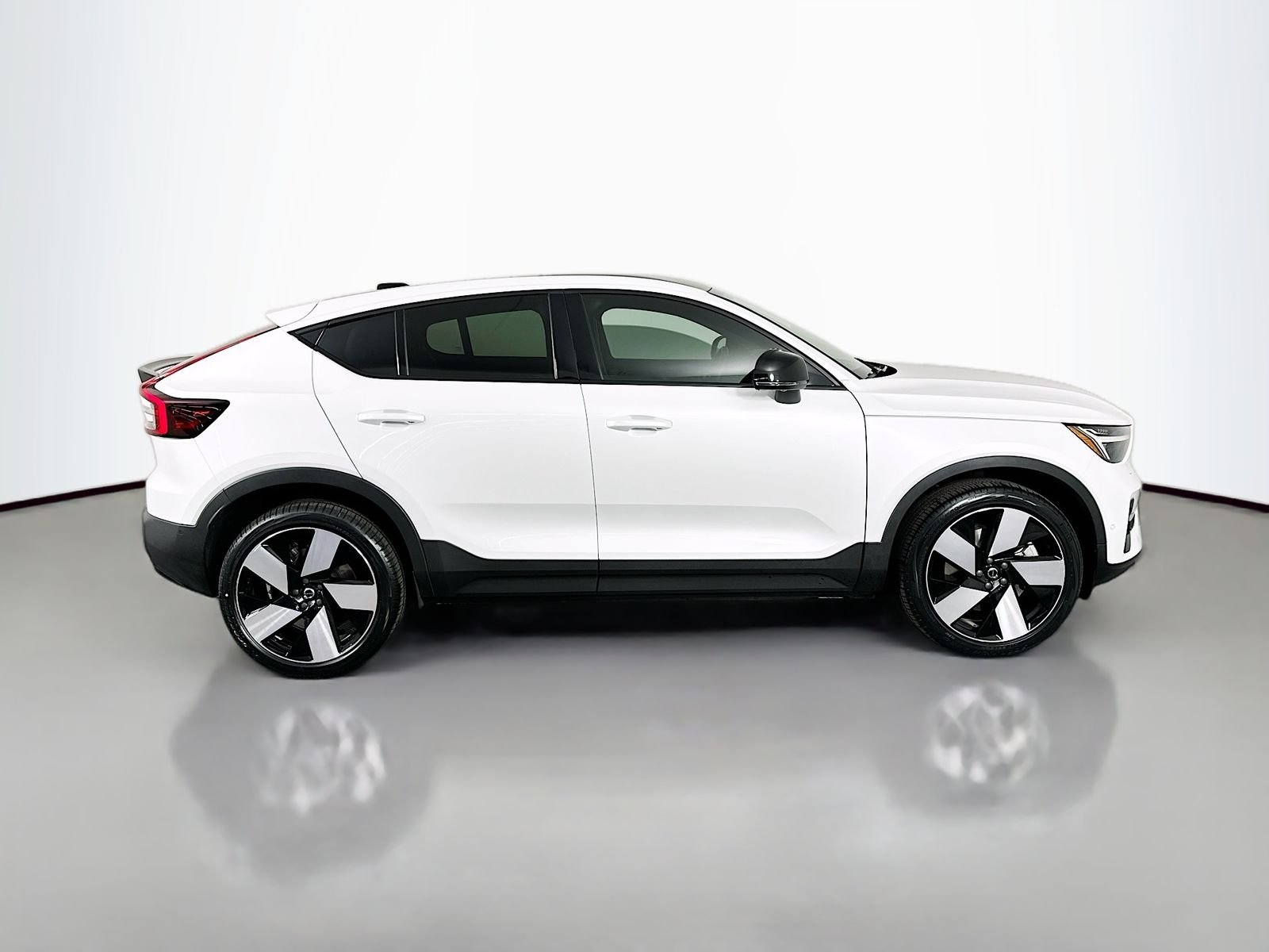 Used 2023 Crystal White Volvo Ultimate image 8