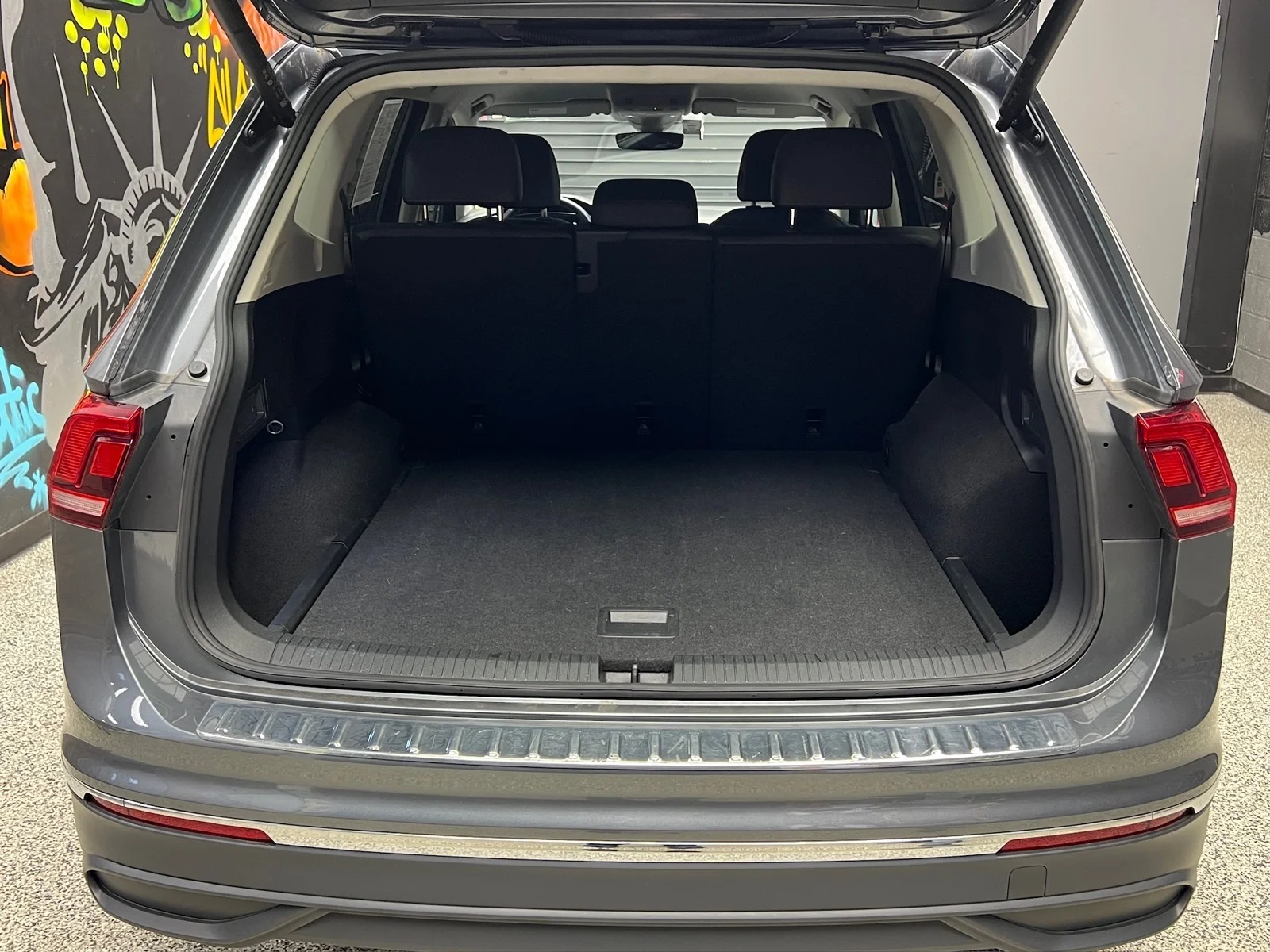 Used 2024 Platinum Gray Metallic (2r2r) Volkswagen Wolfsburg Edition 4Motion image 25