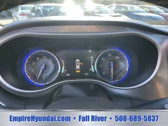 Used 2025 White Chrysler Select image 33