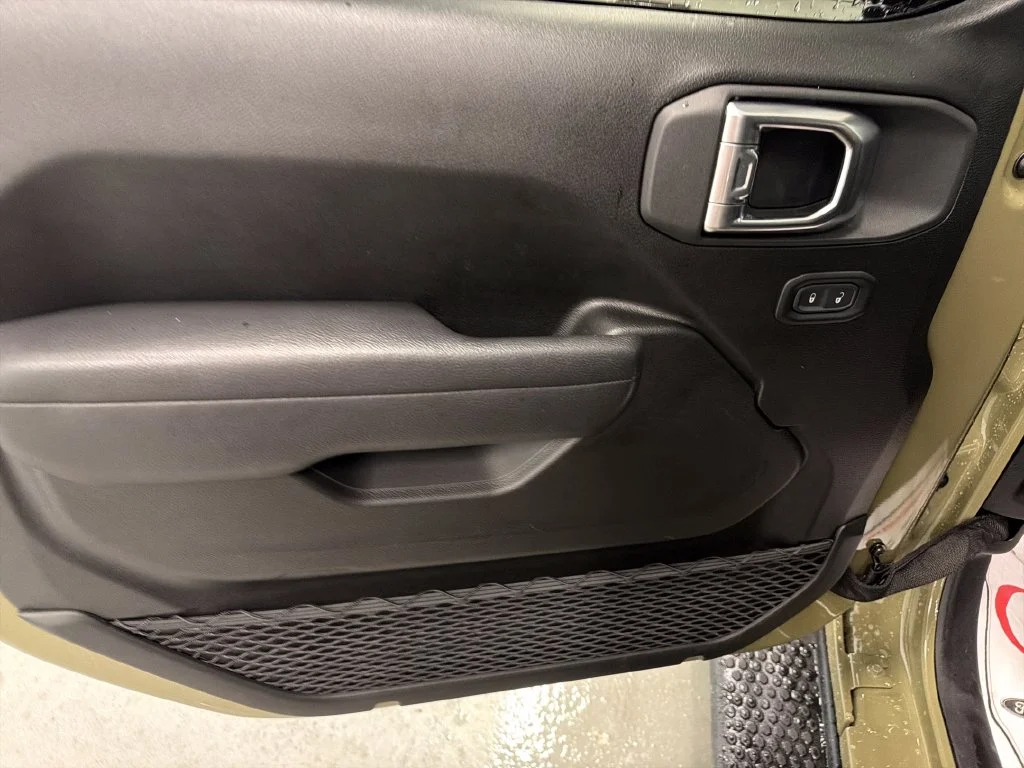 Used 2025  Jeep Sport image 14